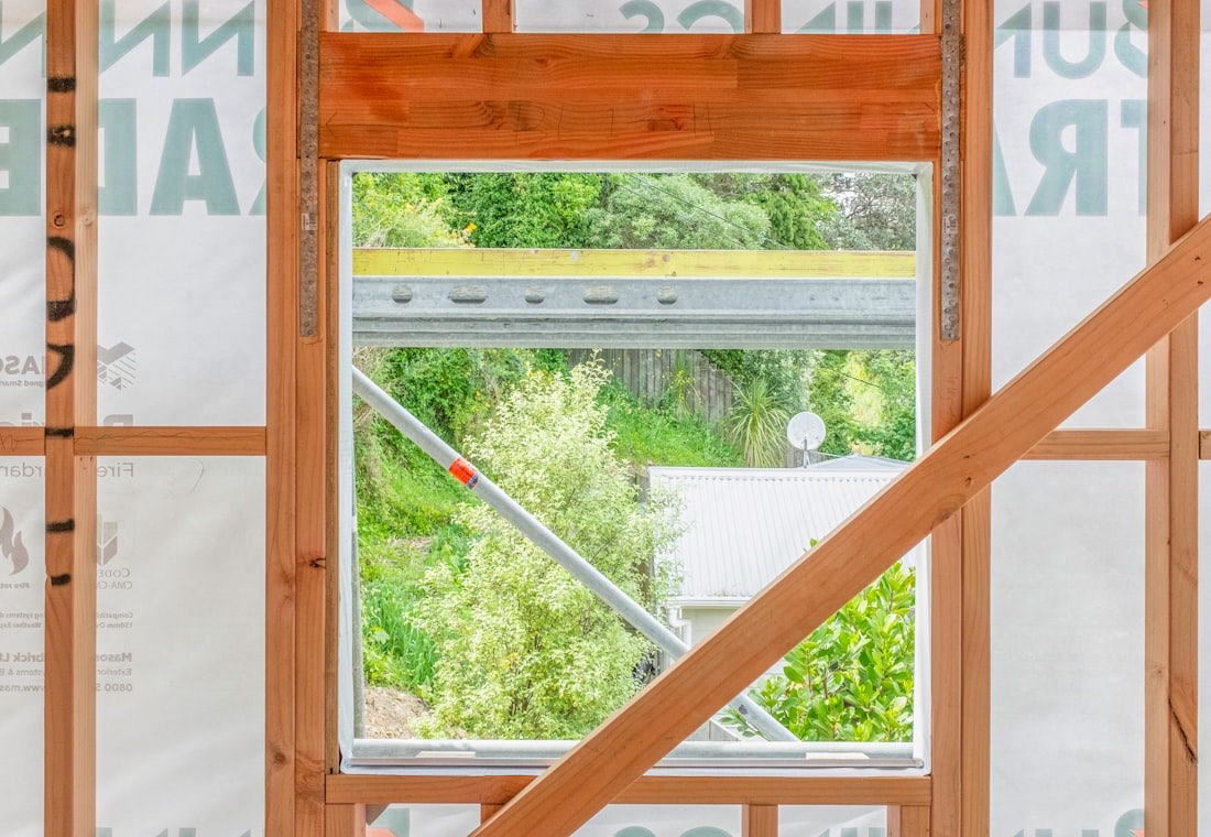 Fenêtre posée dans l'ossature d'une maison neuve en construction